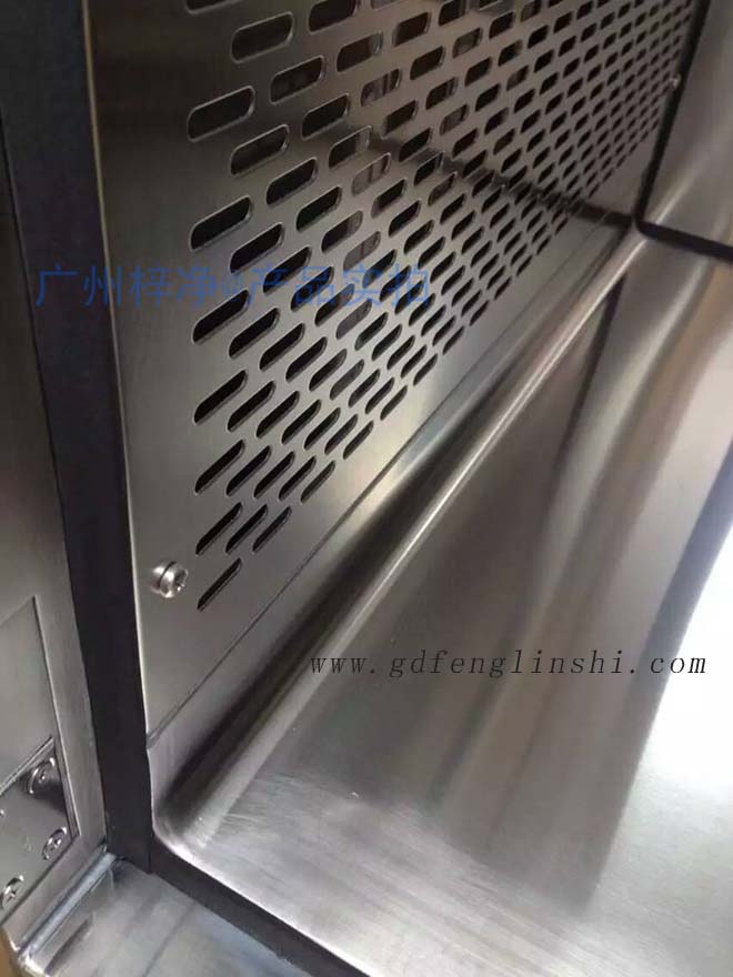 百級(jí)層流傳遞窗內(nèi)外雙層殼體，內(nèi)部四周圓弧處理，保證無(wú)縫隙連接；