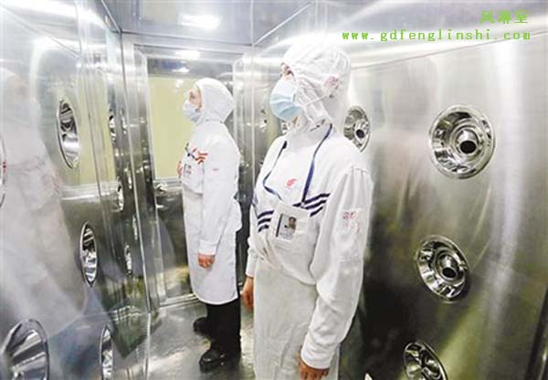 工作人員在風淋室內除塵凈化 工作人員在風淋室內除塵凈化