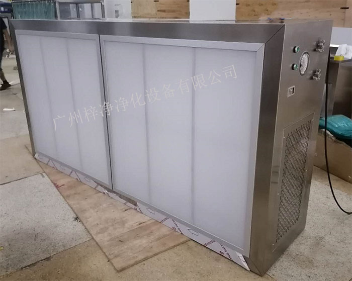 潔凈層流罩它主要由箱體、風機、初效空氣過濾器、高效空氣過濾器、阻尼層、燈具等組成。