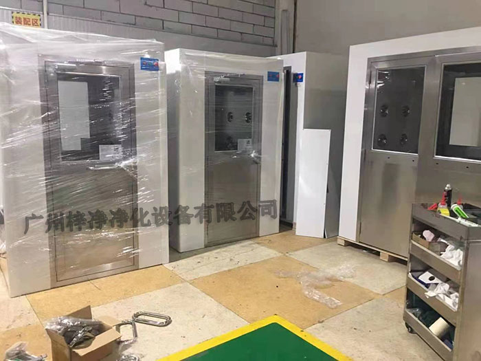 風淋室作為一種重要的凈化設備，廣泛應用于無塵室、電子、制藥等行業。