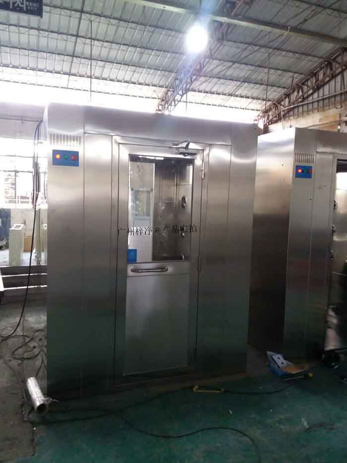 風淋室應配備高效過濾器，確保過濾效率達到行業要求。