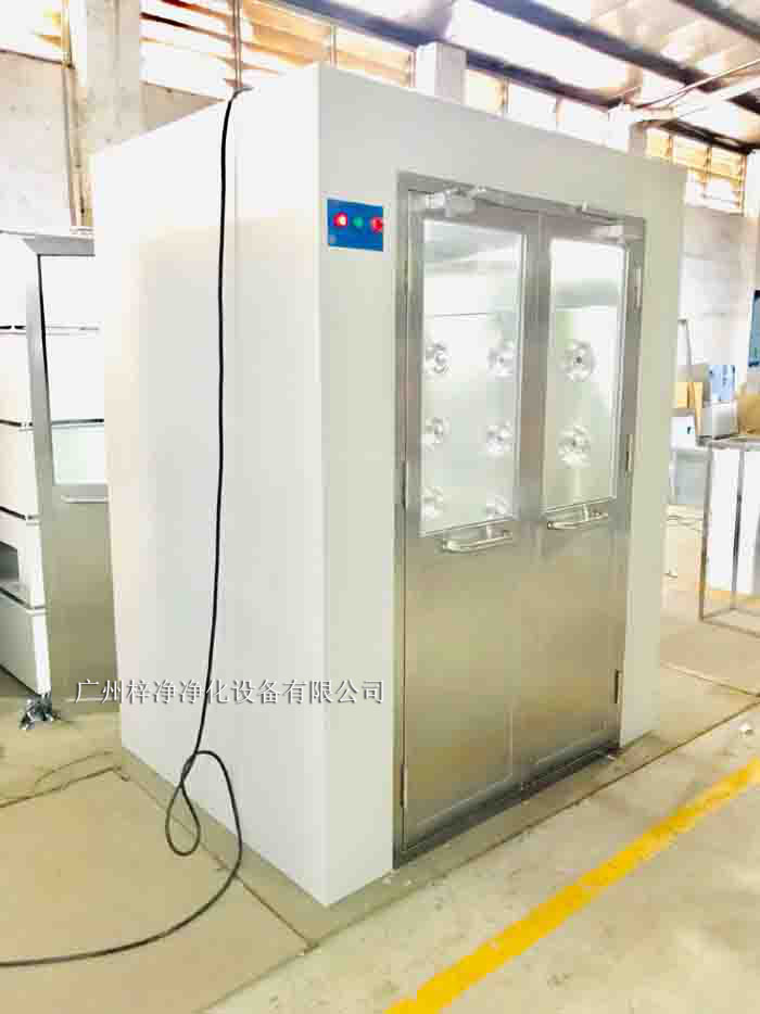 風淋室是一種密閉的凈化設備，主要由外殼、風淋噴嘴、風機、空氣過濾器、控制系統等部分組成。