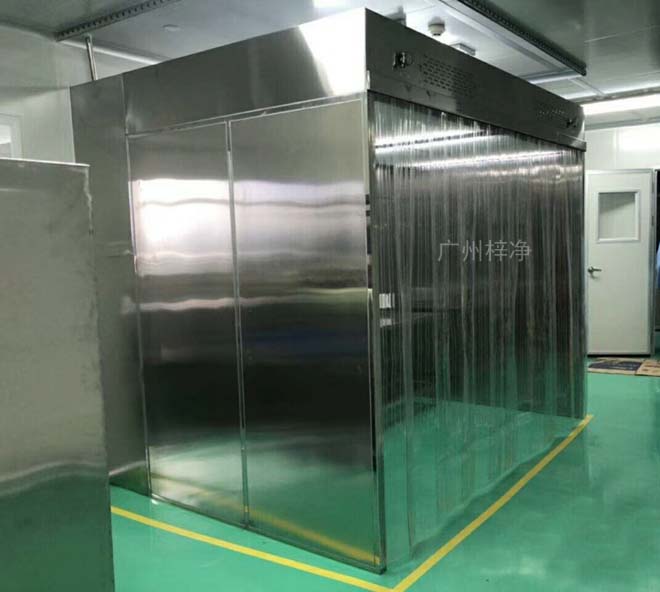 負壓稱量罩內(nèi)空氣經(jīng)初效過濾器、由離心風機壓入靜壓箱，在經(jīng)高效過濾器后從氣流擴散送風單元出風面吹出，潔凈空氣以均勻的斷面風速流經(jīng)工作區(qū)，從而形成高潔凈的工作環(huán)境。