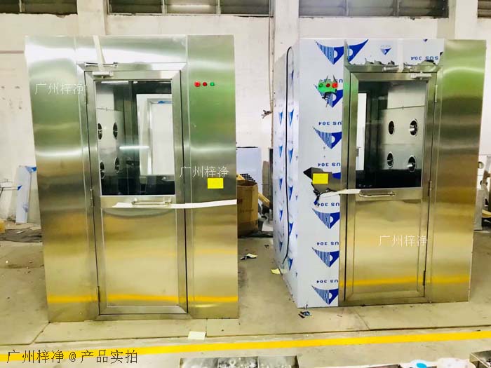 風(fēng)淋室安裝地面應(yīng)平整、堅實，無油污、水漬等。