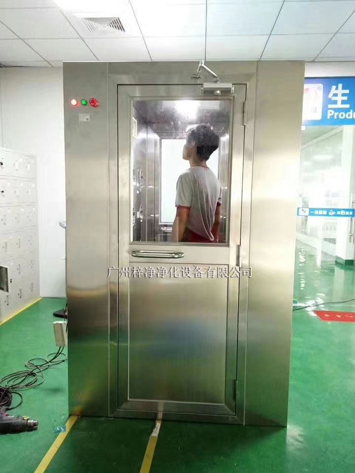 風淋室工作原理是通過高速氣流的沖擊，有效清除進入潔凈室的人員、物料表面攜帶的塵埃和污染物。