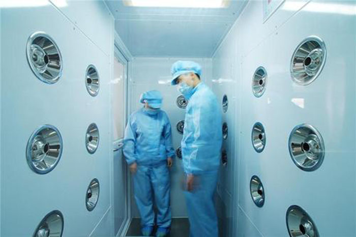 風淋室的主要功能是通過高速氣流對人體或物品進行瞬間凈化。