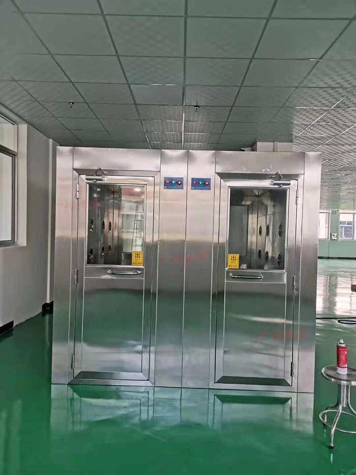 風淋室的位置應便于人員、物料進出，減少不必要的走動。