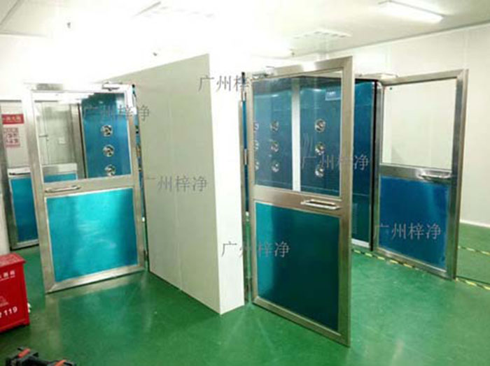 轉(zhuǎn)角風(fēng)淋室應(yīng)安裝在潔凈車間內(nèi)部人流物流頻繁且潔凈度要求較高的區(qū)域。通常位于轉(zhuǎn)角或門口等關(guān)鍵位置。