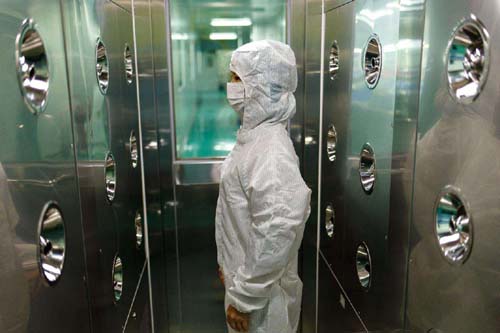 人員進入風淋室 人員進入風淋室